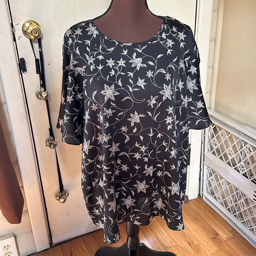 Vince Camuto short sleeve blouse